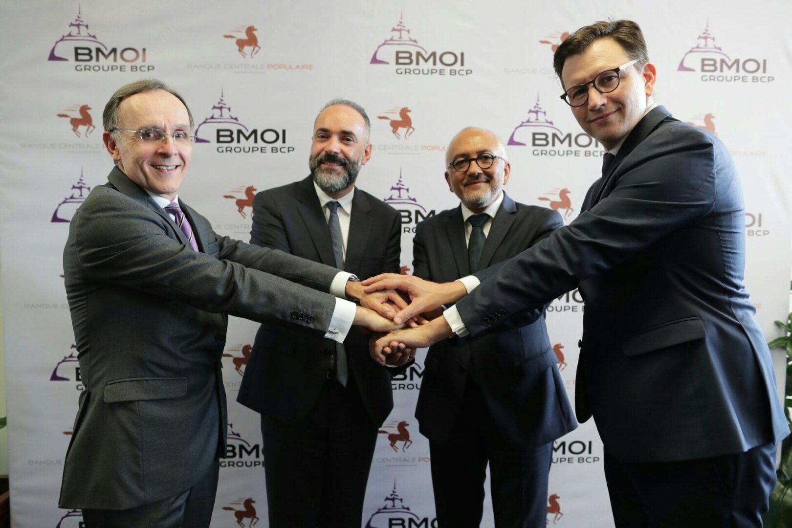 La cérémonie de signature qui s’est déroulée au siège de la BMOI à Antananarivo (de gauche à droite) : M. Alain MERLOT, Directeur Général de la BMOI, M. Kamal MOKDAD, Directeur Général de la BCP et de l’International, M. Naina Andriantsiohaina, Président du Conseil d’Administration, et M. Boris JOSEPH, Directeur Général BPCE International.