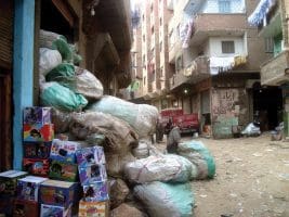 Déchets entassés dans un quartier périphérique du Caire