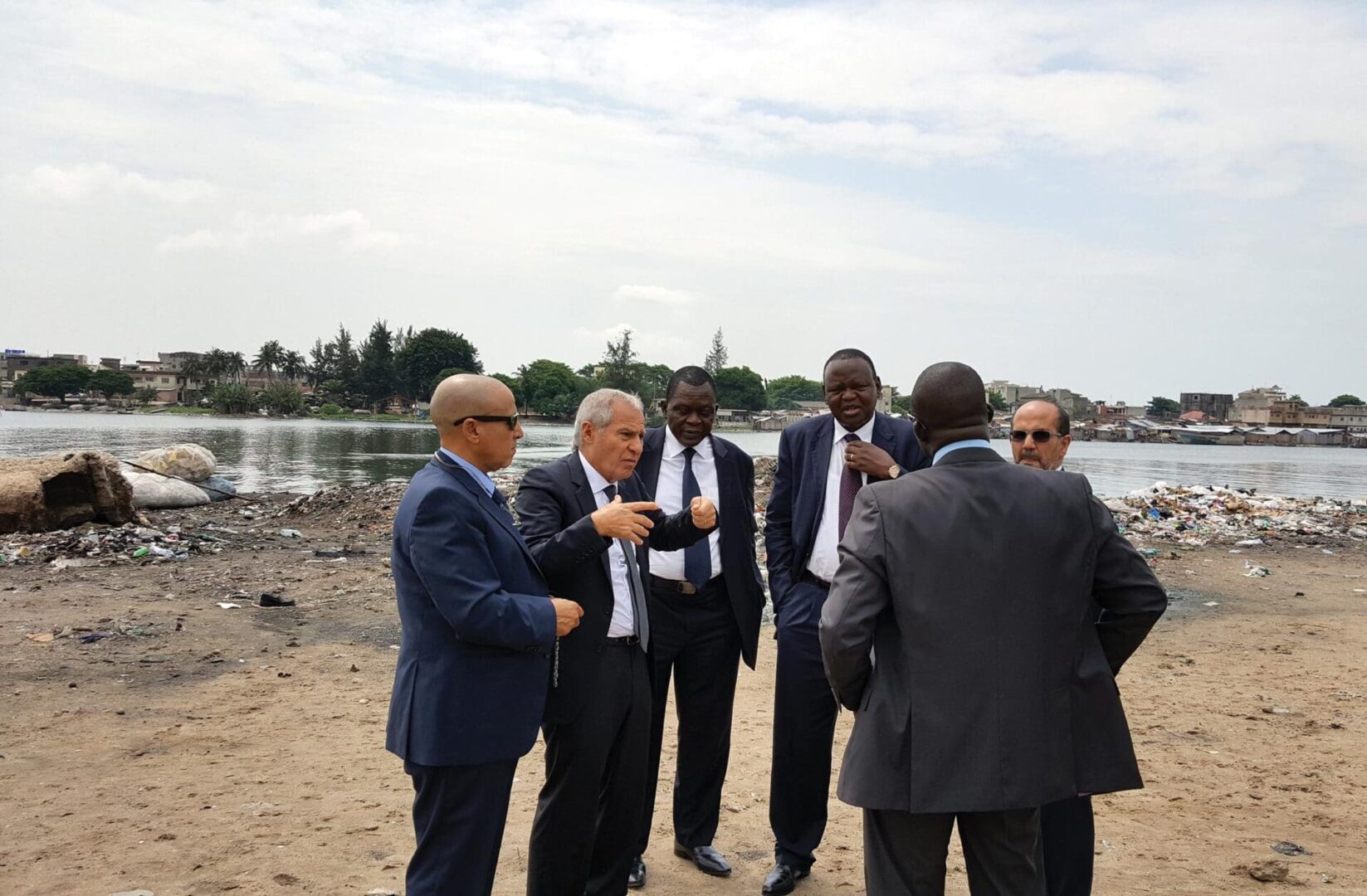 Bénin : Gestion des déchets, une action inefficace et statique depuis 1990 Raymond Adekambi, Directeur général de Agetip Bénin en discussion avec le PDG de SOMAGEC, Roger Sahyoun, et leurs collaborateurs, au bord de la lagune de Cotonou au sujet du projet de valorisation des berges de la lagune.