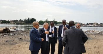 Raymond Adekambi, Directeur général de Agetip Bénin en discussion avec le PDG de SOMAGEC, Roger Sahyoun, et leurs collaborateurs, au bord de la lagune de Cotonou au sujet du projet de valorisation des berges de la lagune.