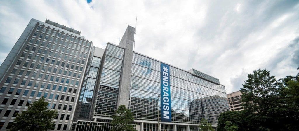 David Malpass, Président de la Banque mondiale : “La discrimination raciale et l’injustice sociale ne sont pas tolérables” Bannière #EndRacism sur la façade du siège du Groupe de la Banque mondiale à Washington, DC