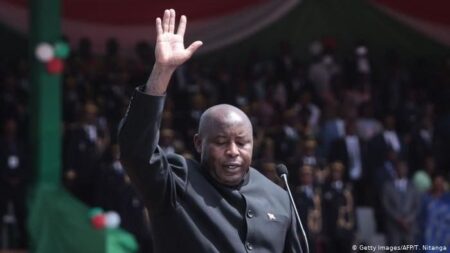 Le Président Evariste Ndayishimiye en train de prêter serment, à Gitega.