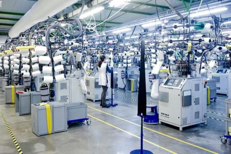 Usine de parfumerie reconvertie pour la production de gel hydroalcoolique