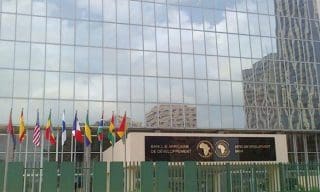 "Depuis 2015, la BAD a connecté plus de 25 millions de personnes parmi les 515 millions de personnes dont elle a impacté les vies en Afrique, dont 231 millions de femmes qui sont les premières à souffrir du déficit d’énergie", explique la BAD dans une note publiée sur son portail officiel, faisant part de son engagement à fournir 200 millions de dollars par an pour permettre à davantage de familles africaines d'avoir accès à une cuisson propre d'ici 2030.
