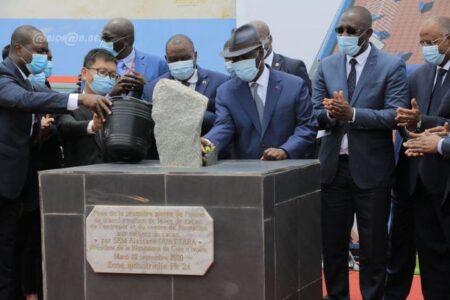 Le Président Ouattara présidant le 22 septembre à Abidjan à la cérémonie de pose de la première pierre de l'usine de transformation de fèves de cacao