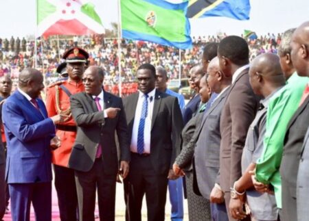 Le Président tanzanien John Pompe Magufuli accueillant à Kigoma en Tanzanie son homologue burundais Evariste Ndayishimiye