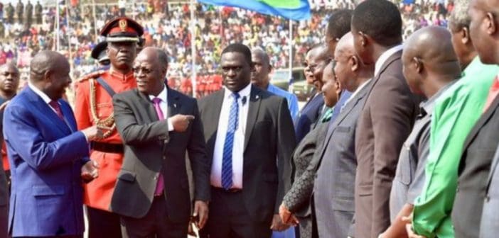 Le Président tanzanien John Pompe Magufuli accueillant à Kigoma en Tanzanie son homologue burundais Evariste Ndayishimiye