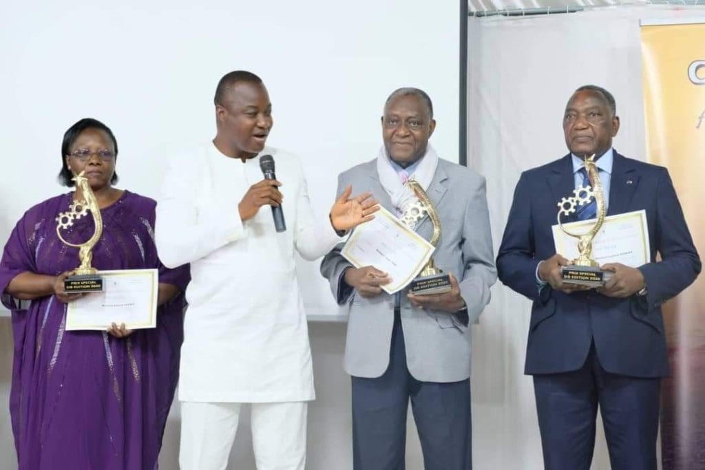 Le ministre en charge de l’Industrie, Harouna KABORÉ (micro) a décerné des prix spéciaux aux hommes d'affaires Simone Zoundi (à gauche), Lazare Soré et Lassiné Diawara (à droite) lors de la "Nuit du mérite".