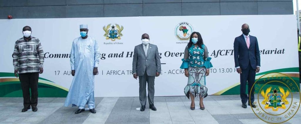 : Le Président du Ghana, Nana Akufo-Addo, au centre, lors de la cérémonie d’inauguration du Secrétariat permanent de la ZLECAf à Accra