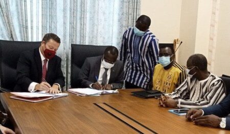 Lassané Kaboré et le Directeur général de African Global Development (AGD), Phil Smartt lors de la signature de la convention de partenariat