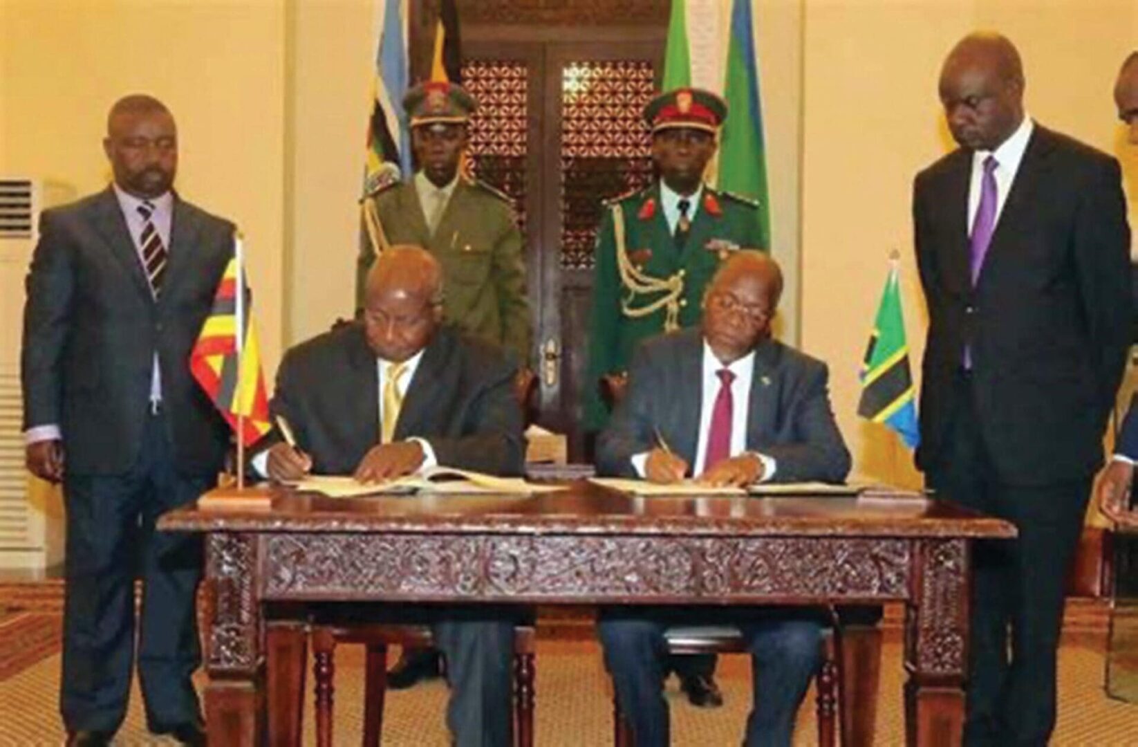 Les deux présidents Magufuli (Tanzanie) et Museveni (Ouganda) en train de signer un accord pour la construction d’un oléoduc