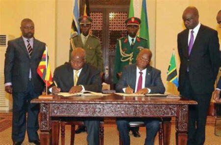Les deux présidents Magufuli (Tanzanie) et Museveni (Ouganda) en train de signer un accord pour la construction d’un oléoduc