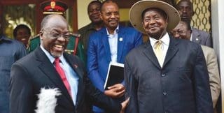 Les deux présidents Magufuli (Tanzanie) et Museveni (Ouganda) en train de signer un accord pour la construction d’un oléoduc