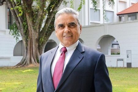Son Excellence le professeur Kishore Mahbubani, membre distingué de l'Asia Research Institute et doyen fondateur de la Lee Kuan Yew School of Public Policy de l'université nationale de Singapour