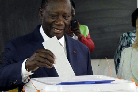 Alassane D. Ouattara mettant son bulletin dans l’urne ce 31 octobre 2020