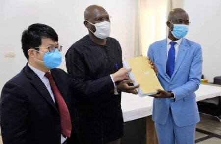 Le lancement du mécanisme des certificats d'origine en présence de l'ambassadeur de Chine, du représentant du ministre en charge du commerce (milieu) et du DG de la Chambre de commerce.