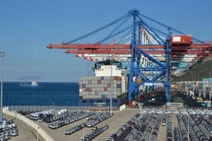 «Les guerres tarifaires posent de nouveaux défis aux paiements transfrontaliers et à la croissance économique de l'Afrique», ont déclaré des analystes économiques. Cornelius Coetzee, directeur de Verto Afrique du Sud, estime à cet égard qu’il est crucial pour l'Afrique dans son ensemble de se tourner vers l'intérieur et de renforcer les relations commerciales au sein du continent. Cela facilitera non seulement les paiements transfrontaliers, mais réduira également la dépendance aux transactions libellées en devises étrangères, a-t-il expliqué.