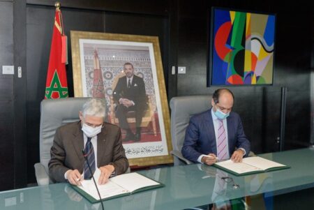 Mohamed El Kettani, PDG du groupe Attijariwafa Bank et Mohamed Methqal, Ambassadeur-Directeur Général de l’Agence marocaine de coopération internationale (AMCI) signent la convention de partenariat.