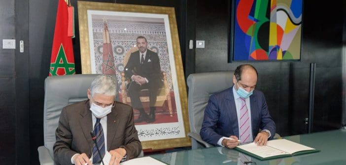 Mohamed El Kettani, PDG du groupe Attijariwafa Bank et Mohamed Methqal, Ambassadeur-Directeur Général de l’Agence marocaine de coopération internationale (AMCI) signent la convention de partenariat.