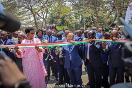 Burundi : grand rassemblement industriel Le premier ministre Alain-Guillaume Bunyoni procédant au lancement du Salon Industriel, 4ème édition