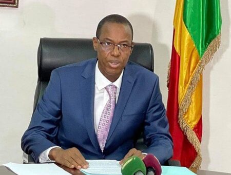 Cette information est rapportée par Reuters quelques jours seulement après l’annonce par la société d’une transaction avec Bamako pour mettre fin au contentieux qui opposait les deux parties. Barrick n’a révélé aucun détail sur le contenu des négociations avec le gouvernement, notamment les demandes initiales des autorités et le compromis éventuel trouvé. Selon les sources anonymes citées par Reuters, la facture d’au moins 300 milliards FCFA présentée à Barrick inclut un redressement fiscal pour les exercices 2020, 2021 et 2022 ainsi que des dividendes impayés.
