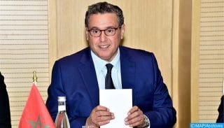 Dans le volet de la réhabilitation des habitations sinistrées, le gouvernement accordera des aides financières directes pour la réhabilitation de 1121 habitations, dont 269 habitations ont été détruites totalement et 852 partiellement. Le montant de ces aides sera de 80 000 dirhams pour le financement des travaux de réhabilitation des habitations effondrées partiellement et 140 000 dirhams pour les habitations effondrées totalement.