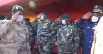 Le colonel Assimi Goita saluant les principaux grades de larmee malienne