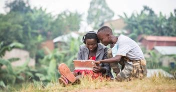 Deux enfants burundais utilisent Kajou Nov21 Credits Kajou