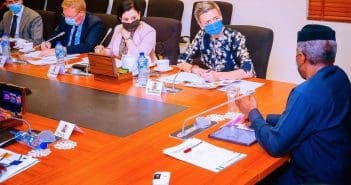 Reunion de travail a Abuja sur le GNL nigerian entre Margrethe Vestager Vice presidente de la Commission europeenne et Yemi Osinbajo Vice president du Nigeria