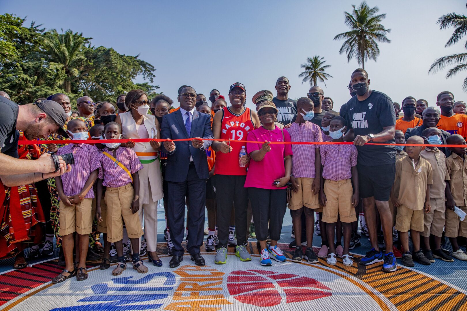 Côte d’Ivoire : Des légendes du sport africain rehaussent par leur présence l’inauguration d’une infrastructure sportive de «première classe» au profit de jeunes orphelins .