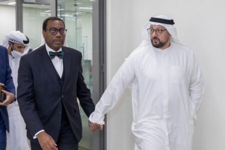 Bilan de la visite du président de la Banque africaine de développement aux Émirats arabes unis Le Président Akinwumi Adesina de la BAD reçu par Son Altesse Sheikh Maktoum Bin Mohammed Al Maktoum, vice-dirigeant de Dubaï, vice-Premier ministre et ministre des Finances des Émirats arabes unis.