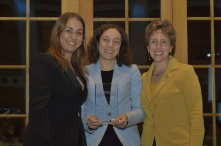 De gauche à droite, Ilham Kadiri, Ceo Solvay- Executive Committee Chair, Hanane Mourchid, Director of Sustainability & Green Industrial Development, OCP Group et Diane Holdorf, Executive Vice President (EVP) Pathways