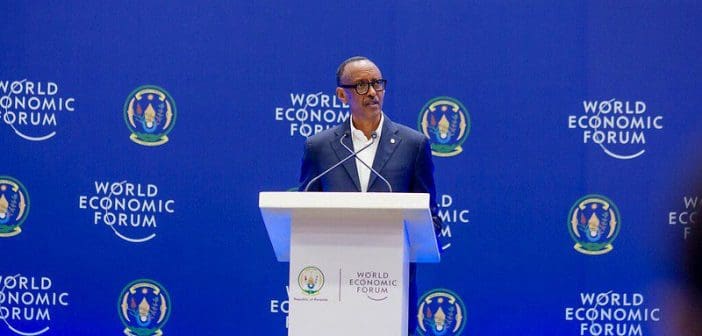 Le président Kagame prononce son allocution lors du lancement du Centre pour la quatrième révolution industrielle au Centre des congrès de Kigali le 31 mars