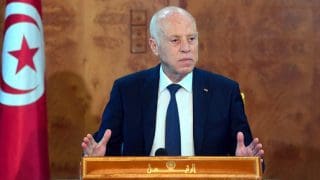 Tunisie | Présidentielle, Kais Saïed poursuit son cirque La justice reproche à cet agro-industriel et ancien député d'avoir enfreint les règles sur les parrainages, réputés particulièrement difficiles à réunir selon les experts. Il fallait soit 10.000 signatures d'électeurs, soit de 10 parlementaires ou de 40 élus de collectivités locales. Ayachi Zammel, inconnu jusque-là du grand public, a été arrêté le 2 septembre, le jour-même de la confirmation de sa candidature à la présidentielle par l'Autorité électorale, ISIE. Agé de 47 ans et chef du parti libéral Azimoun, il est l'un des trois candidats retenus dans une liste définitive aux côtés du président sortant Kais Saïed, 66 ans, et de Zouhair Maghzaoui, 59 ans, un ancien député de la gauche panarabiste.