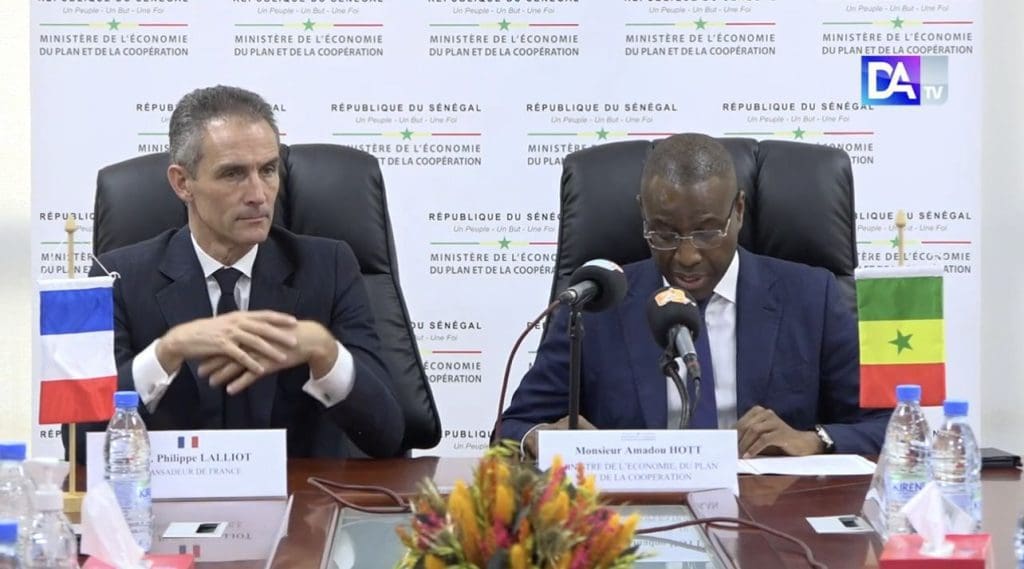 Relance de l’industrie pharmaceutique : L’AFD mise 25 millions d’euros sur le Sénégal L’ambassadeur de la France au Sénégal, Philippe Lalliot et le ministre sénégalais de l’Economie, du Plan et de la Coopération, Amadou Hott