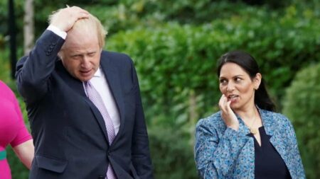 Grande Bretagne: Londres résolu à expulser des migrants au Rwanda, malgré un revers judiciaire Boris Johnson et sa ministre de l’Intérieur Priti Patel