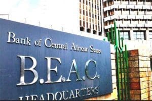 La pression est maximale sur les réserves de change, et la Banque des Etats de l’Afrique centrale (BEAC), ne s’en cache pas. La contraction des réserves résulte essentiellement de transferts nets négatifs cumulés de 1.300 milliards FCFA, dans un contexte marqué par le déficit persistant des balances commerciales des Etats, la baisse des cours du pétrole et des règlements accrus au titre des engagements extérieurs, explique la BEAC, la banque centrale commune de six pays de la région appartenant à la zone du franc CFA.