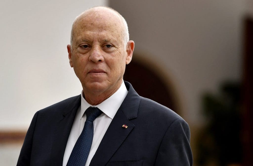 En mars 1956, ce protectorat français devient indépendant. Un an plus tard, la République est proclamée, la dynastie des beys (héritiers des gouverneurs de l'Empire ottoman) destituée. Le père de l'indépendance Habib Bourguiba devient son premier Président. Malade et âgé, il est écarté en 1987, après une longue dérive autoritaire, par son Premier ministre Zine El Abidine Ben Ali, qui se fait ensuite élire puis réélire lors de scrutins controversés.