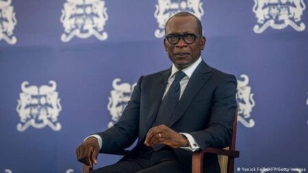 Ce dynamisme s’est ressenti dans tous les secteurs d’activités. Le secteur primaire enregistre une croissance de 6,2% après 5,9% un trimestre plus tôt, tandis que celle du secteur secondaire, s’est établie à 13,9%. Quant au secteur tertiaire, il a été marqué par une croissance de 9,6% au dernier trimestre de 2024 après 7,7% au trimestre précédent. La performance de l’économie a été essentiellement portée par le secteur tertiaire avec une contribution à la croissance PIB réel de 4,2 points de pourcentage contre 1,9% pour le secteur primaire et 2,3 % pour le secondaire.