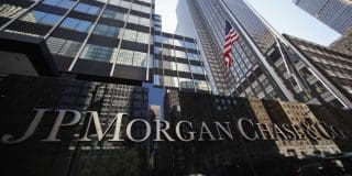 JP Morgan, futur géant de l’industrie des voyages ! JP Morgan Chase & Co sign outside headquarters in New York