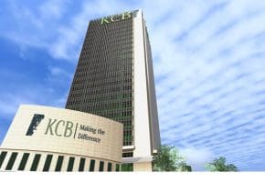 Pendant ces dix dernières années, le secteur bancaire kényan a connu de nombreuses transformations. En plus du renforcement des règles prudentielles, des consolidations ont eu lieu à travers des fusions et acquisitions, et de nouveaux investisseurs locaux et internationaux sont entrés sur le marché faisant de ce pays, l’une des principales portes d’entrée des banques internationales sur le continent. En 2024, les autorités ont relevé le seuil de capital minimum exigé pour les banques commerciales à 10 milliards de shillings kényans, environ 77 millions de dollars.