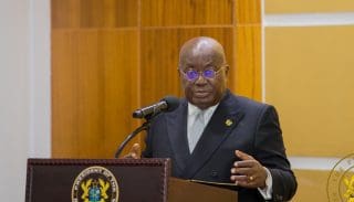 Ghana | L’égalité homme-femme progresse dans la loi L'accouchement législatif aura duré près de 30 ans : une première version de la loi avait été présentée au parlement en 1998, puis plusieurs autres ensuite, sans être jamais adoptées. Les deux principaux partis politiques du Ghana, le New Patriotic Party (NPP, au pouvoir) et le National Democratic Congress (NDC, opposition), ont annoncé dans leurs récents programmes de campagne des mesures visant à promouvoir l'égalité des sexes dans la fonction publique, l'éducation, le système judiciaire et d'autres secteurs stratégiques une fois au pouvoir. Le NDC a promis de créer une banque de développement pour les femmes offrant des prêts à faibles taux aux entreprises qu'elles dirigent et détiennent. Le NPP a lui promis de créer un Fonds d'autonomisation du commerce des femmes (WoTEF) pour soutenir les entreprises détenues par des femmes.