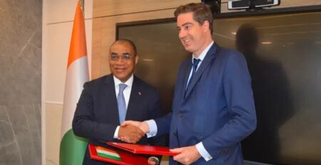 Métro d’Abidjan : La France apporte un prêt de 250 millions d’euros Adama Coulibaly, ministre des Finances et Olivier Becht, ministre délégué au Commerce extérieur lors de la signature du prêt français