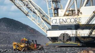 RDC | Glencore englué dans un contentieux fiscal Si pour le moment la production n’est pas affectée par ce «dossier», selon l’agence Bloomberg, tout changement de donne pourrait creuser l’écart entre Glencore et le groupe chinois CMOC qui l’a supplanté en 2023 pour prendre le leadership mondial de cobalt. A date, aucune déclaration officielle n’a encore été faite au sujet du litige, les détails relayés dans la presse internationale indiquent que les autorités congolaises ont pris des mesures pour obliger Glencore à payer les redevances. Ces mesures comprennent le gel des comptes bancaires et la fermeture temporaire d’un entrepôt de la filiale du groupe.