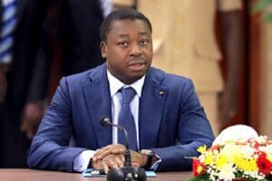 Pour les analystes de Standard & Poor’s, la perspective stable reflète une certaine résilience de l’économie togolaise. Malgré le conflit actuel au Moyen-Orient et son impact sur les prix du pétrole et du gaz, le Togo continuera d'afficher une croissance relativement forte et de poursuivre son assainissement budgétaire, assurent-ils. Toutefois, une escalade du conflit au Moyen-Orient pourrait peser sur la dynamique de croissance, notamment en 2026, et ralentir l'assainissement des finances publiques ou aggraver les déséquilibres extérieurs.