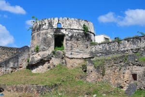 Développer le tourisme africain par les investissements étrangers : l’exemple de Zanzibar Les murailles imposantes de Stone Town à Zanzibar