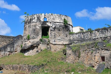 Les murailles imposantes de Stone Town à Zanzibar
