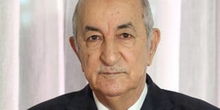 Présidentielle algérienne : Abdelmadjid Tebboune réélu avec près de 95% des voix Le président de l’autorité électorale (Anie), Mohamed Charfi, a annoncé dimanche une victoire de M. Tebboune avec "94,65% des voix » et "5,32 millions de suffrages » exprimés, sans fournir de nouveaux chiffres sur la participation, estimée la veille à « un taux moyen de 48,03% ».