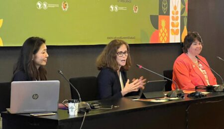 Au centre Beth Dunford, vice-présidente de la BAD chargée de l’Agriculture et du Développement humain et social et Anita Vandenbeld, Secrétaire parlementaire du ministre canadien du Développement international