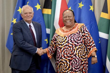 Josep Borrell, le Haut représentant de l'UE pour les Affaires étrangères et Naledi Pandor,inistre des Relations internationales et de la Coopération d'Afrique du Sud